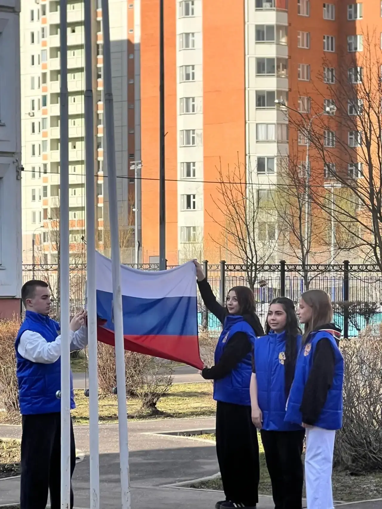 🇷🇺 Равнение на флаг!  Начинаем новую рабочую неделю с торжественной церемонии выноса Государственног