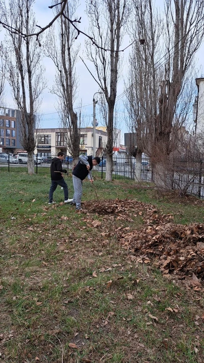 🌿 Экологический десант продолжает работу!  Наши волонтеры сегодня снова наводили красоту на пришколь