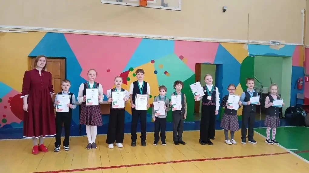 🎉 Сегодня в нашей школе прошли торжественные линейки, на которых были вручены грамоты и дипломы за у