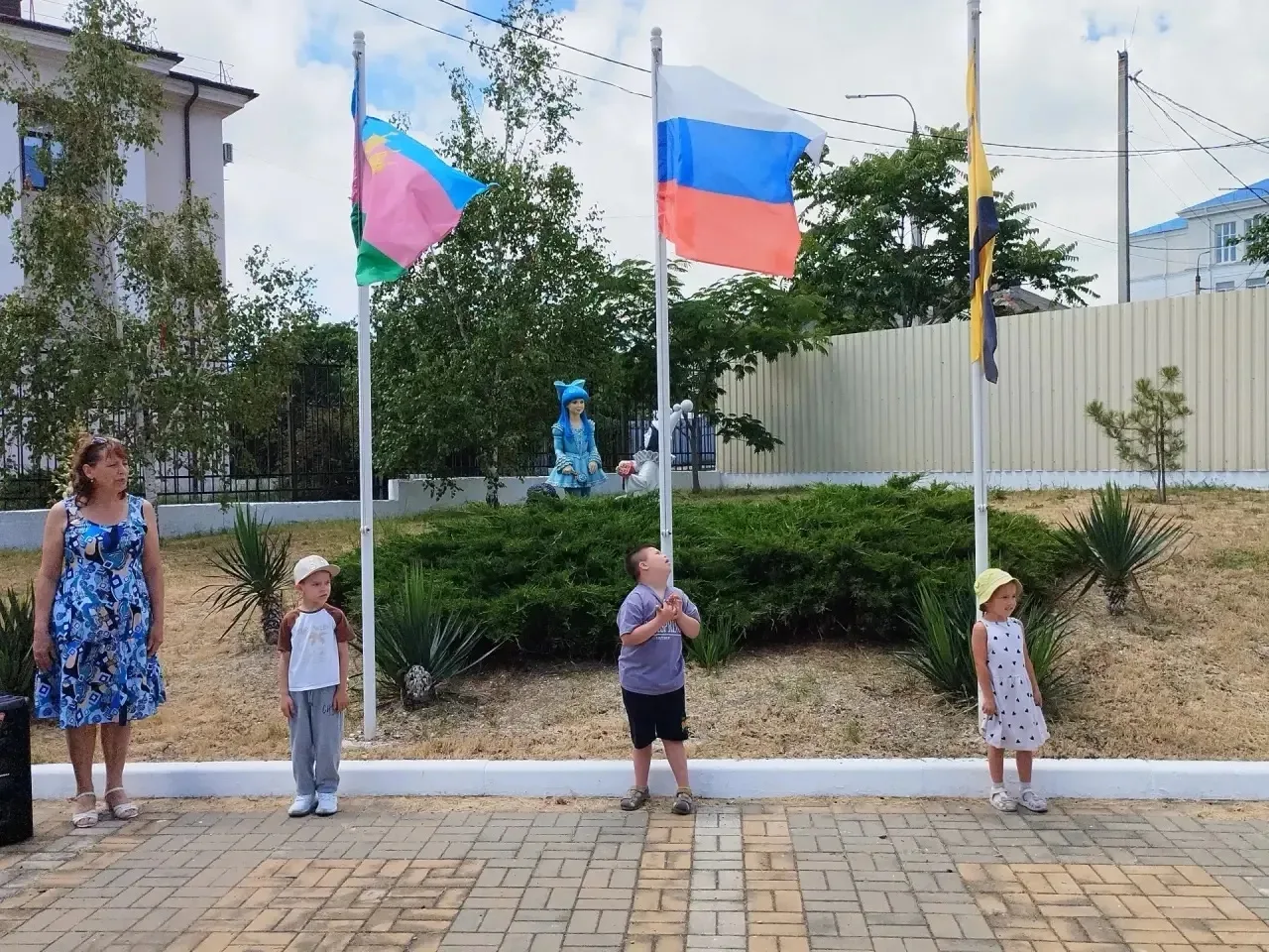 Открыли новую неделю торжественным церемониалом подъема флагов! 😄👍🇷🇺🇷🇺🇷🇺   Лучшими воспитанн