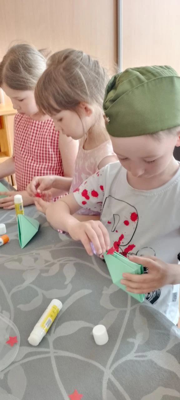 В руках пилотку прадеда держу