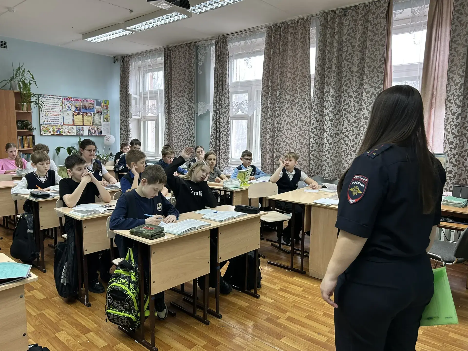 В МБОУ «СОШ № 169» состоялась профилактическая беседа с участием инспектора по пропаган...