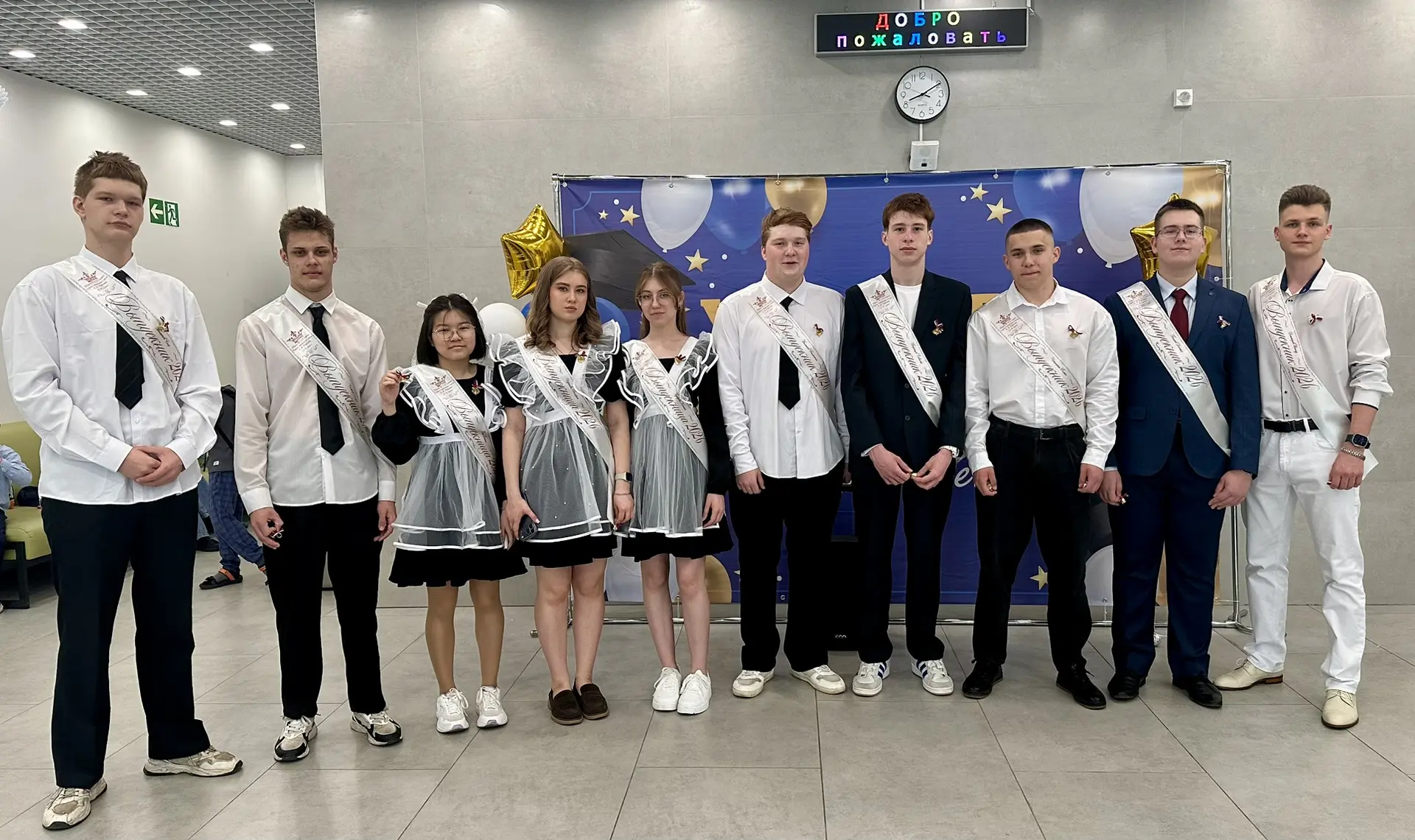 Встреча учителей в последний школьный день  ☀️С самого утра у входа в школу царило необычное оживлен