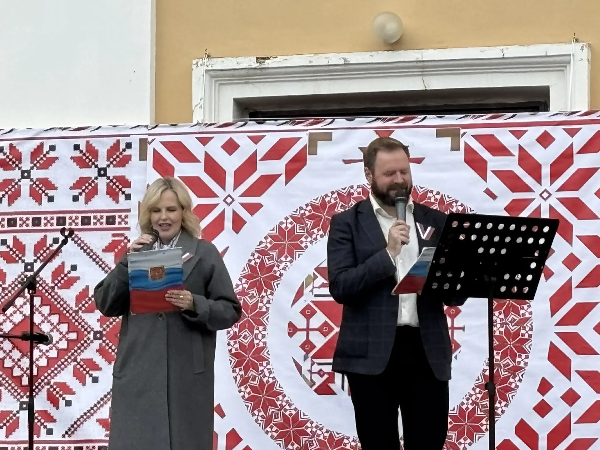 Несмотря на дождь, в Саткинском округе проходят и уличные мероприятия, посвященные Дню России. В скв