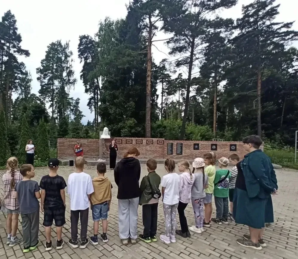 🕯️ 22 июня, в День памяти и скорби, ребята из пришкольного лагеря «Лидер» почтили память героев мин