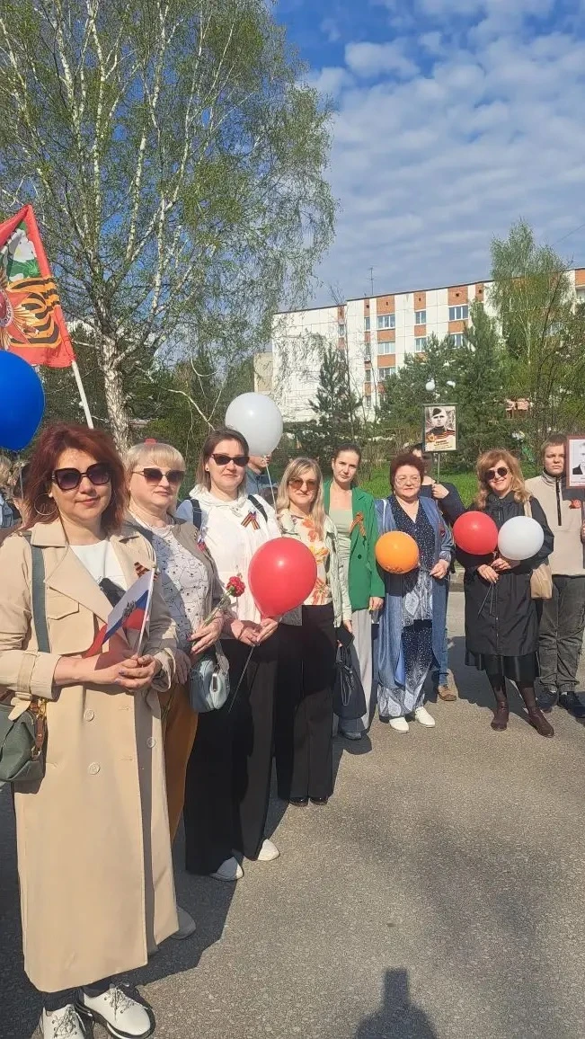 В «Бессмертном полку» прошли сегодня сотни юргинцев, отдавая дань глубокого уважения па...