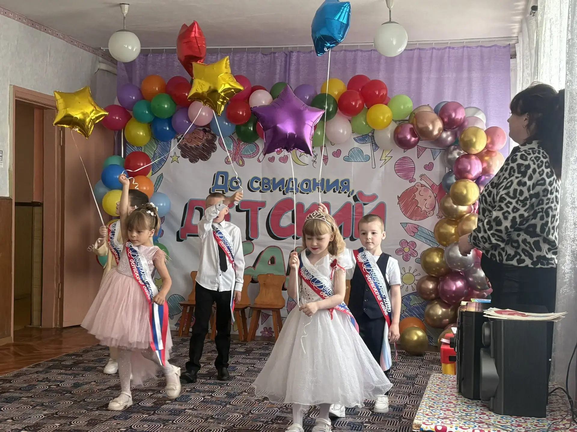 Ах, сколько раз в просторном зале
Мы с вами праздники встречали!
Но этот ждали столько лет!!!
И вот 