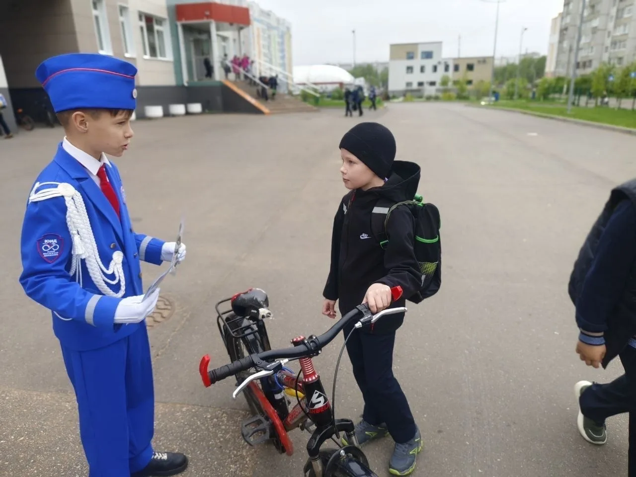 👮‍♂️🛣️Сотрудники Госавтоинспекции города Твери совместно с отрядом ЮИД СОШ № 50 провели мероприятие 