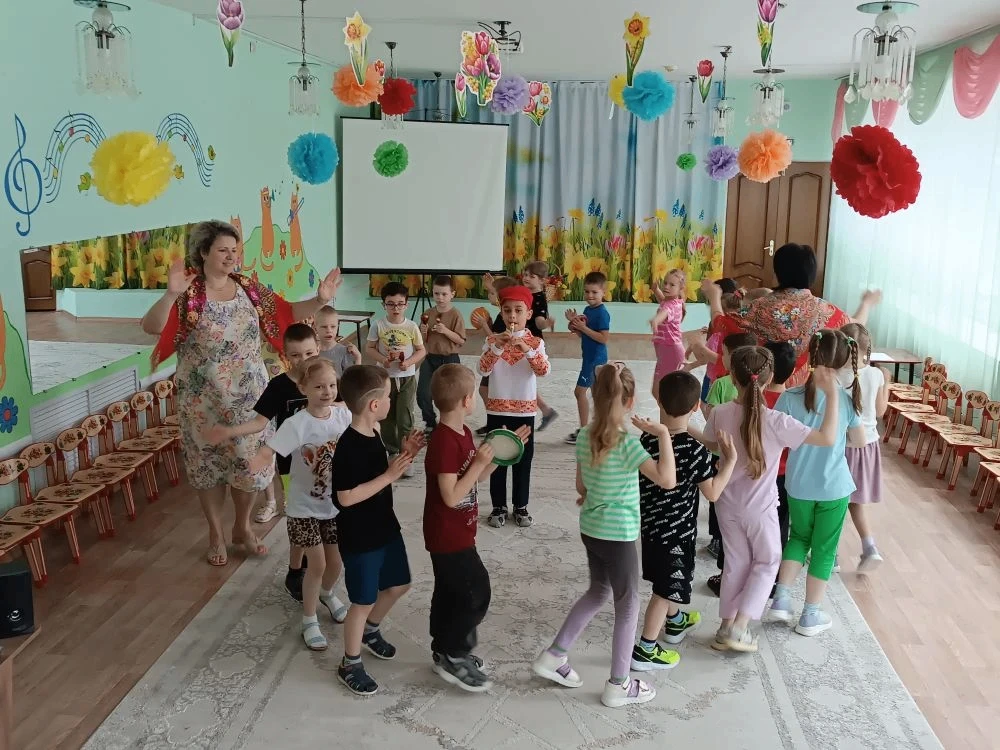 Мастер по изготовлению кожлянской игрушки провёл мастер-класс для дошкольников  Воспитанники детског