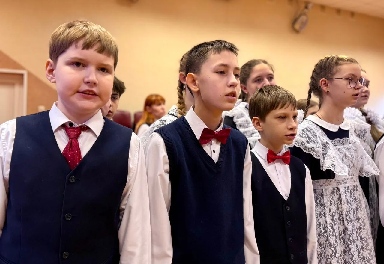 Начало новой недели было отмечено торжественным поднятием Государственного флага Российской Федераци