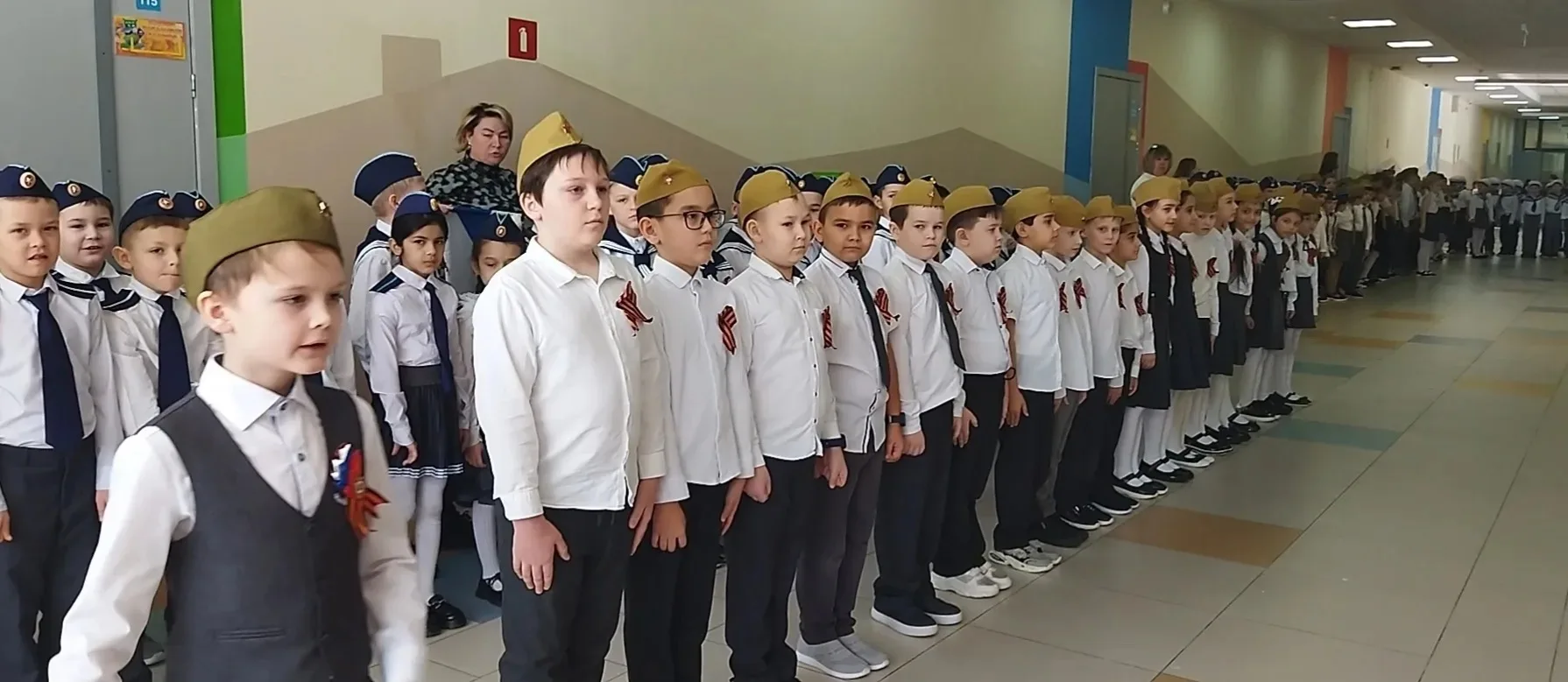 Сегодня в нашей школе снова звучали строевые песни. Среди обучающихся 2-ых классов состоялся ежегодн