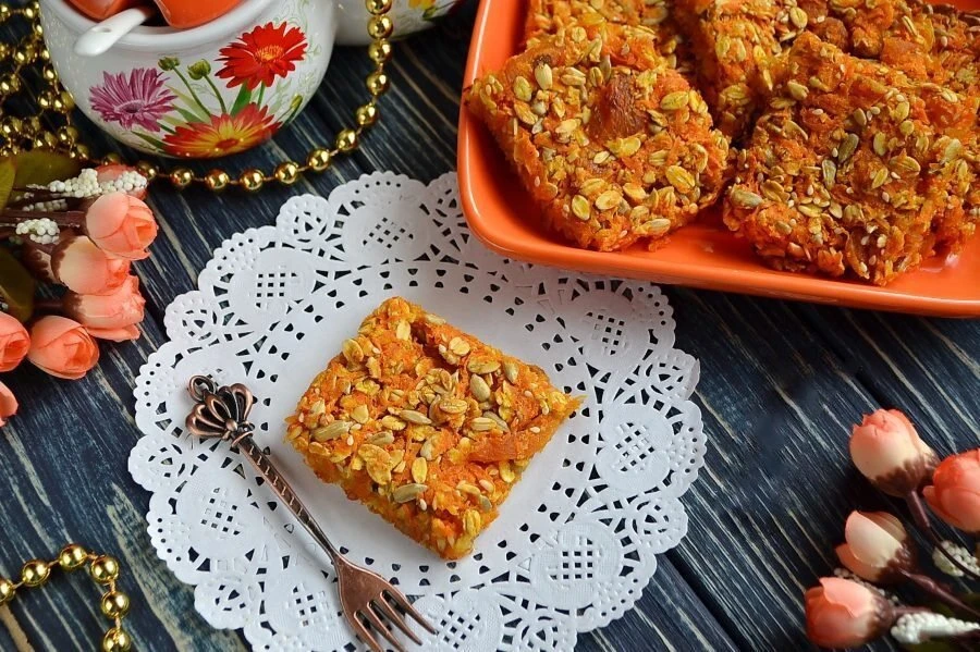 Морковные квадратики с курагой, семечками и овсяными хлопьями
для веганов =)

Ингредиенты:

Морковь 