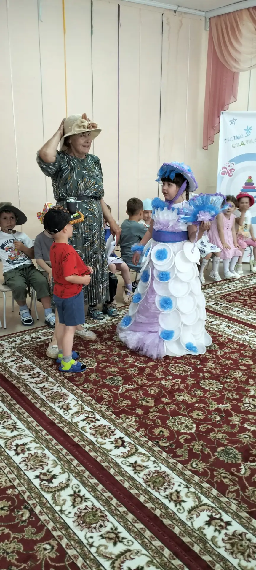 Сегодня у нас невероятный день — праздник летних панамок и шляп! Вместе с родителями ре...