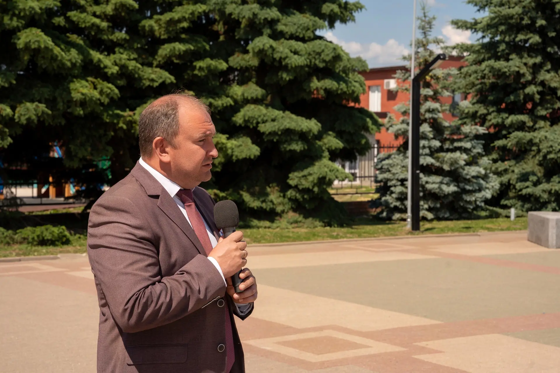 ЭТОТ ДЕНЬ — НАШ ОБЩИЙ ПРАЗДНИК 
 
На площади Славы состоялось торжественное поднятие Государственног