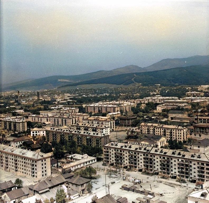 Панорама города Южно-Сахалинска в районе пересечения улиц Торговой (с 1982 г. – улица и...
