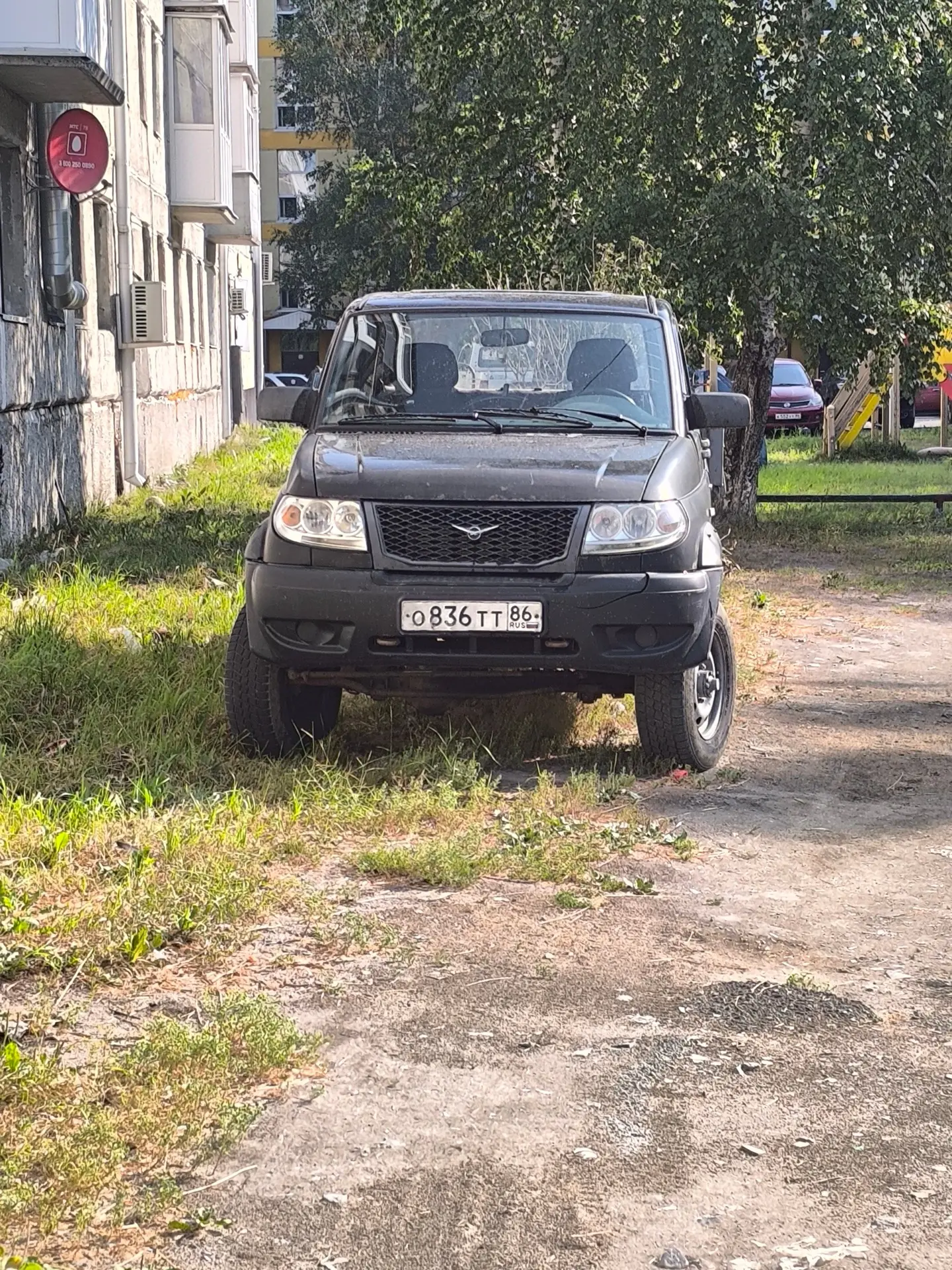 Просьба опубликовать, умения «особо одарённого» водителя (фото), который оставил машину в метре от ж