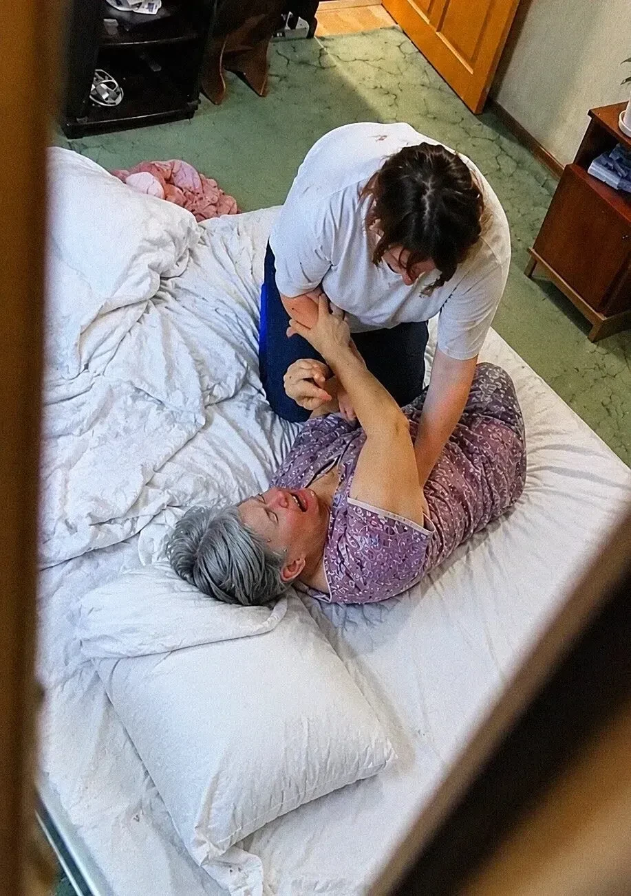 Мать месяцами жаловалась, что невестка издевается над ней, и сын уже почти поверил, но когда уехал в