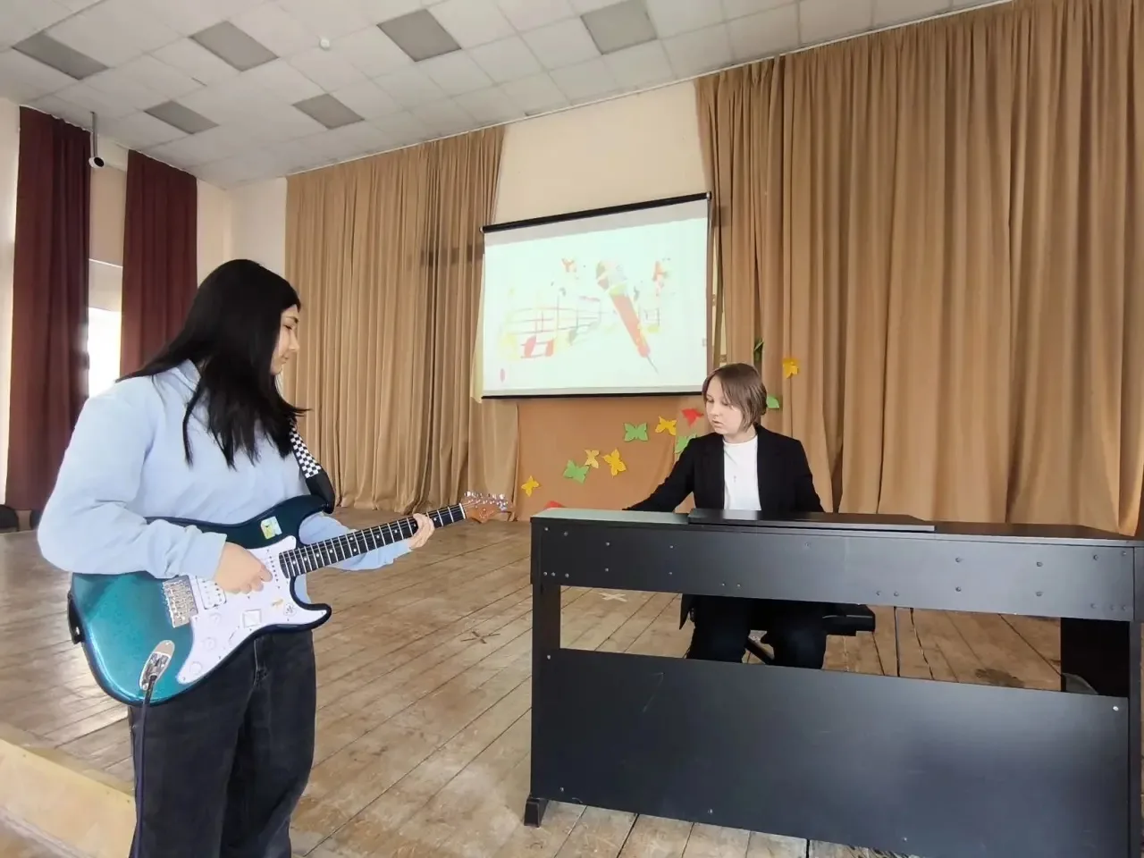 ЖИВОЙ ЗВУК ШКОЛЫ: ФЕСТИВАЛЬ МУЗЫКИ  Аплодисменты, звуки мелодий и искрящиеся глаза — именно так стар