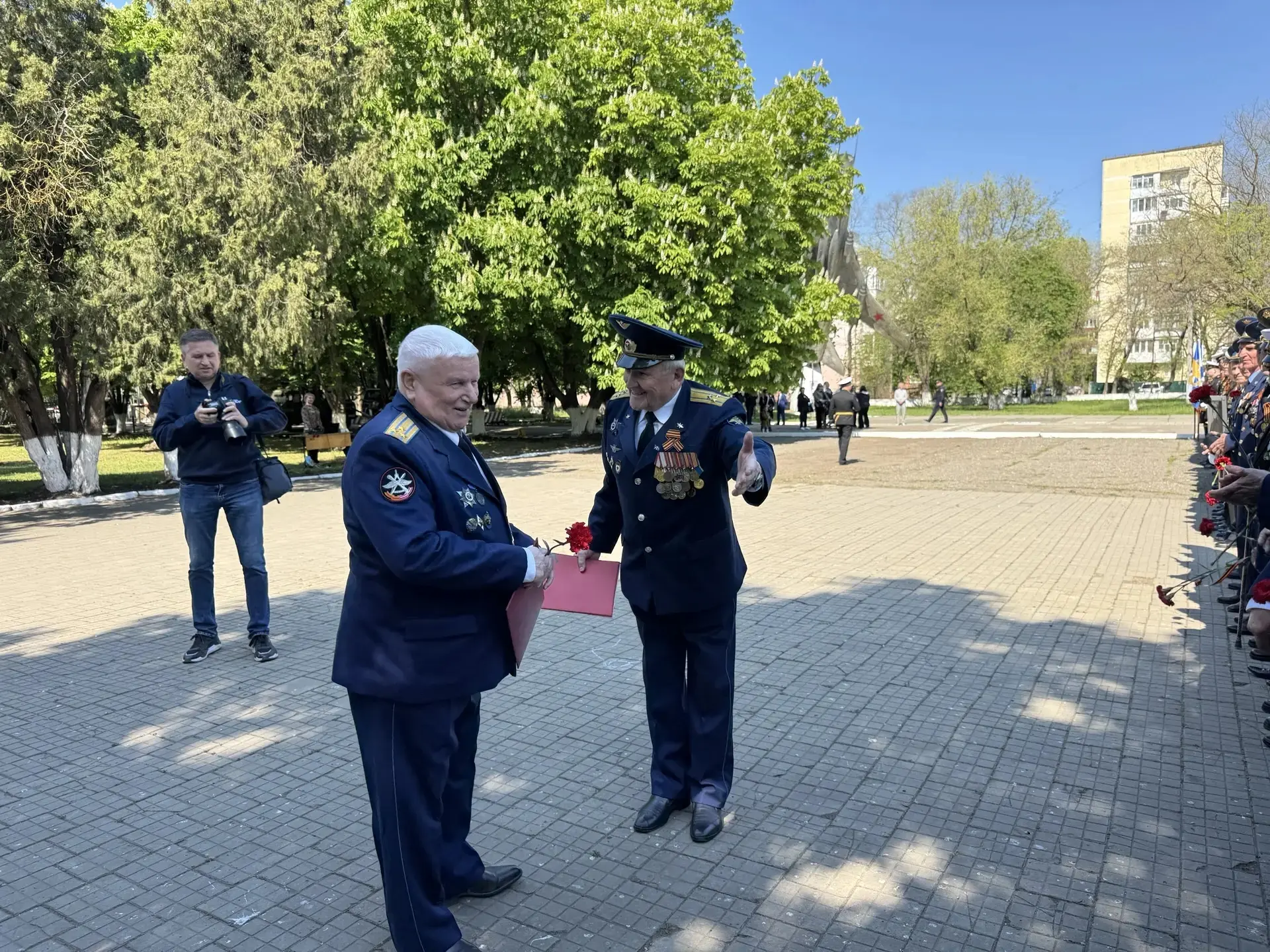 🙏 В Ейске на площади Авиаторов возложили цветы к мемориалам   Здесь собрались военнослужащие Центра 