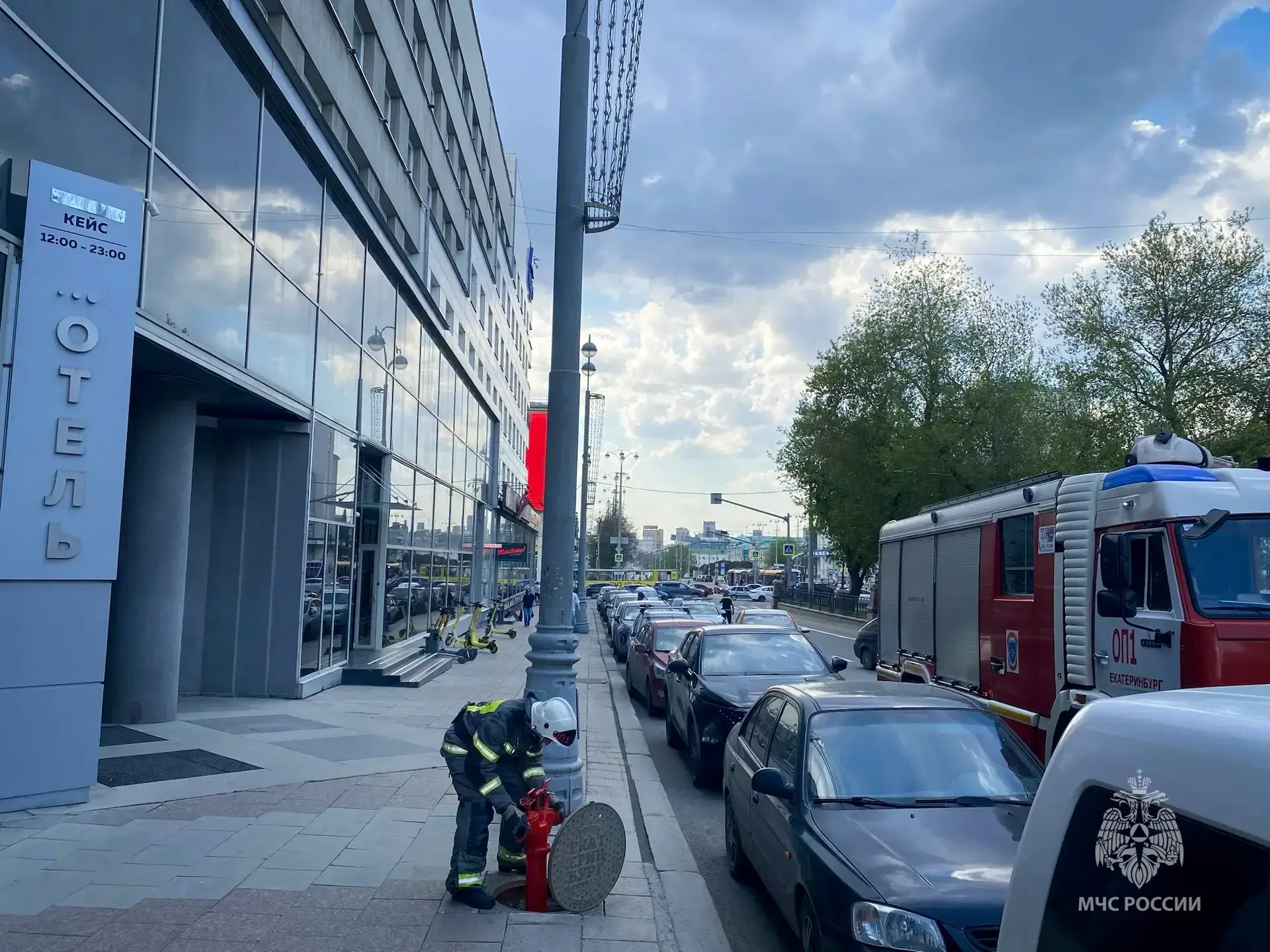 📍Огнеборцы Екатеринбурга провели пожарно-тактическое занятие в отеле «Гранд Авеню»  Сотрудники отдел