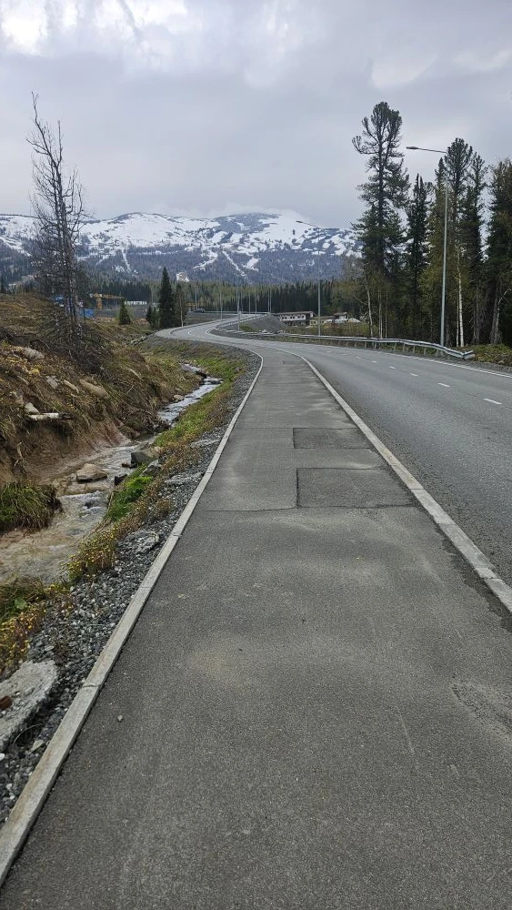 Пешие прогулки на свежем воздухе в окружении гор и кедров🗻
Для этого в Шерегеше обустроены отличные