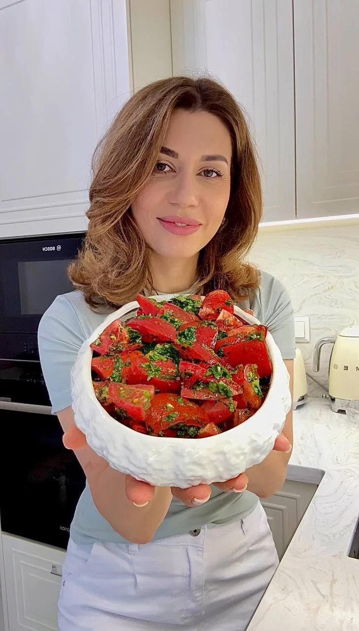 Безумно вкусный салат на скорую руку из спелых и сочных помидоров. На самом деле все ингредиенты мож