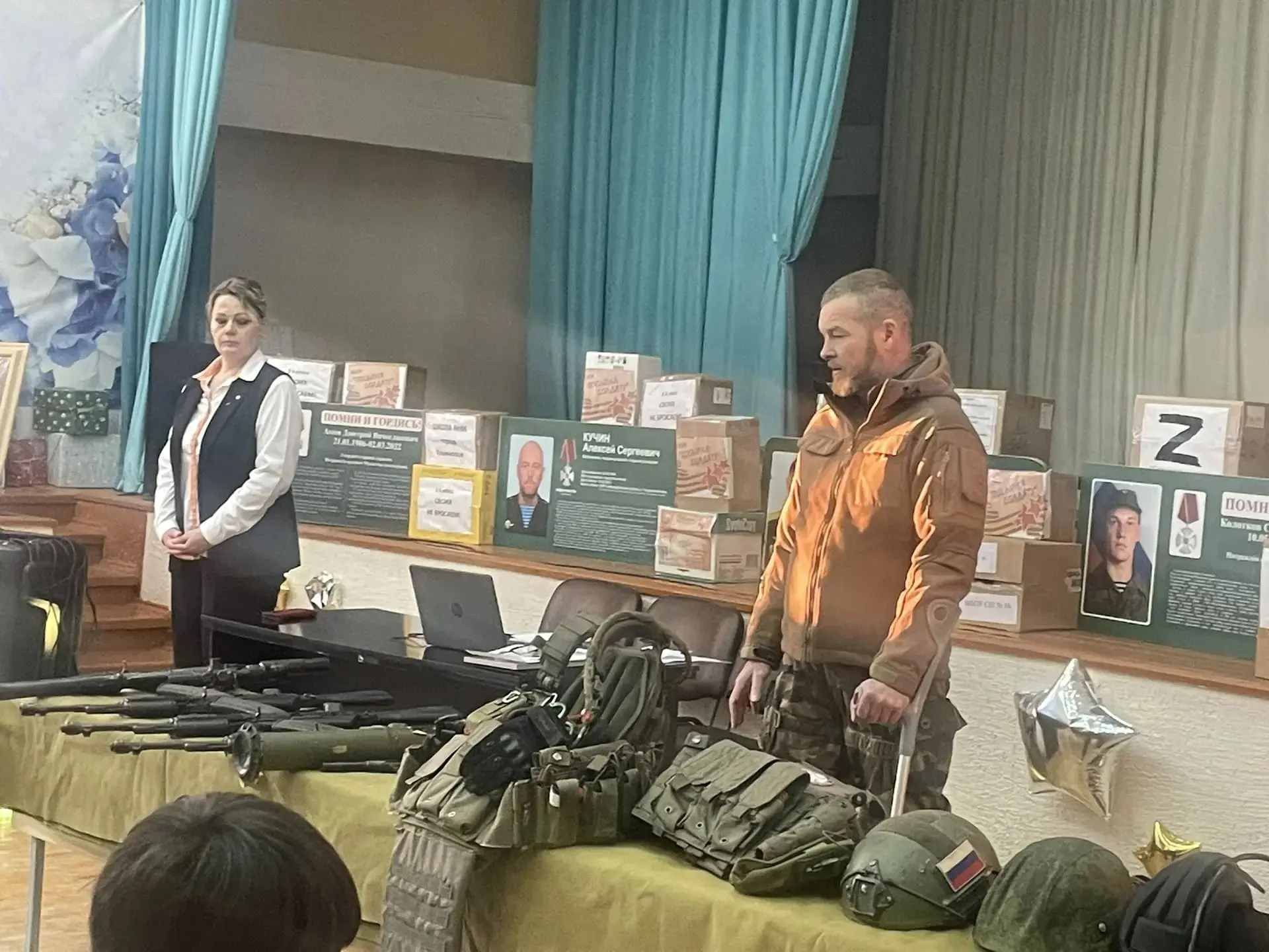 Урок мужества. Сегодня в актовом зале школы состоялись уникальные уроки мужества, посвящённые знамен