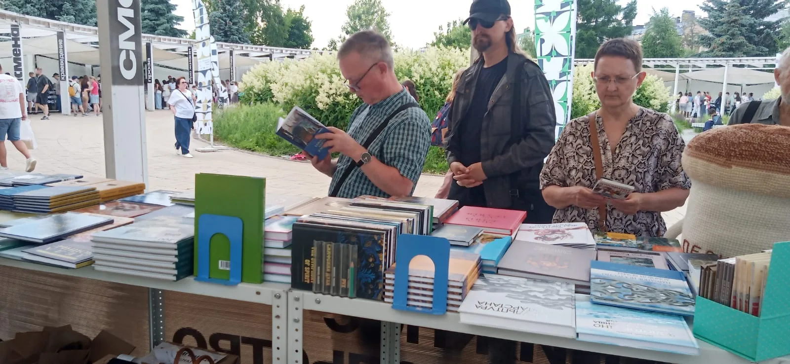 📚 У нашего стенда и здесь  многолюдно! 🌟 Мы рады приветствовать вас на IX Летнем книжном фестивале