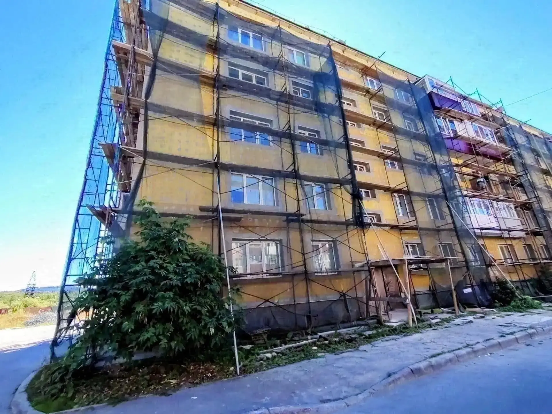 👷Капитальный ремонт фасада дома 4-В по улице Сахалинской в Долинске выполнен на 55%. Н...