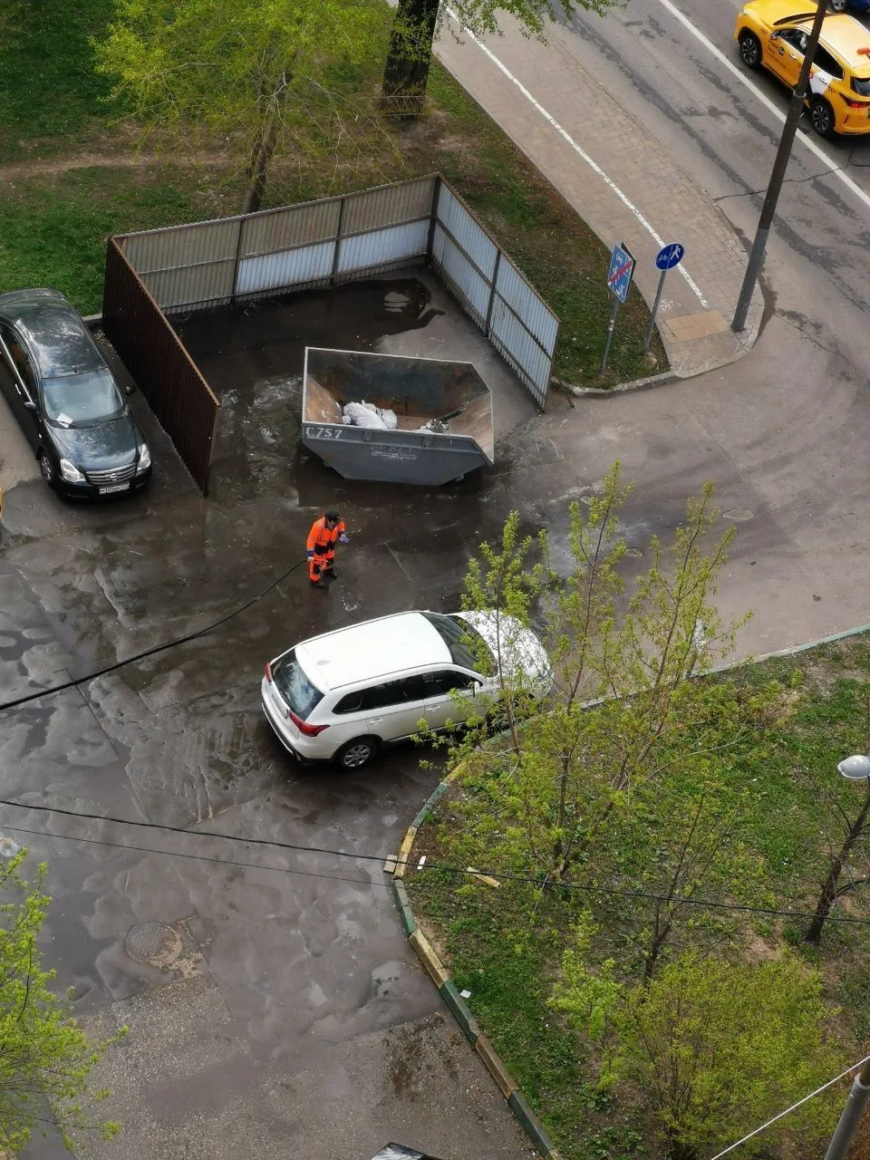 Жилищник района Митино молодцы моют мусорную площадку