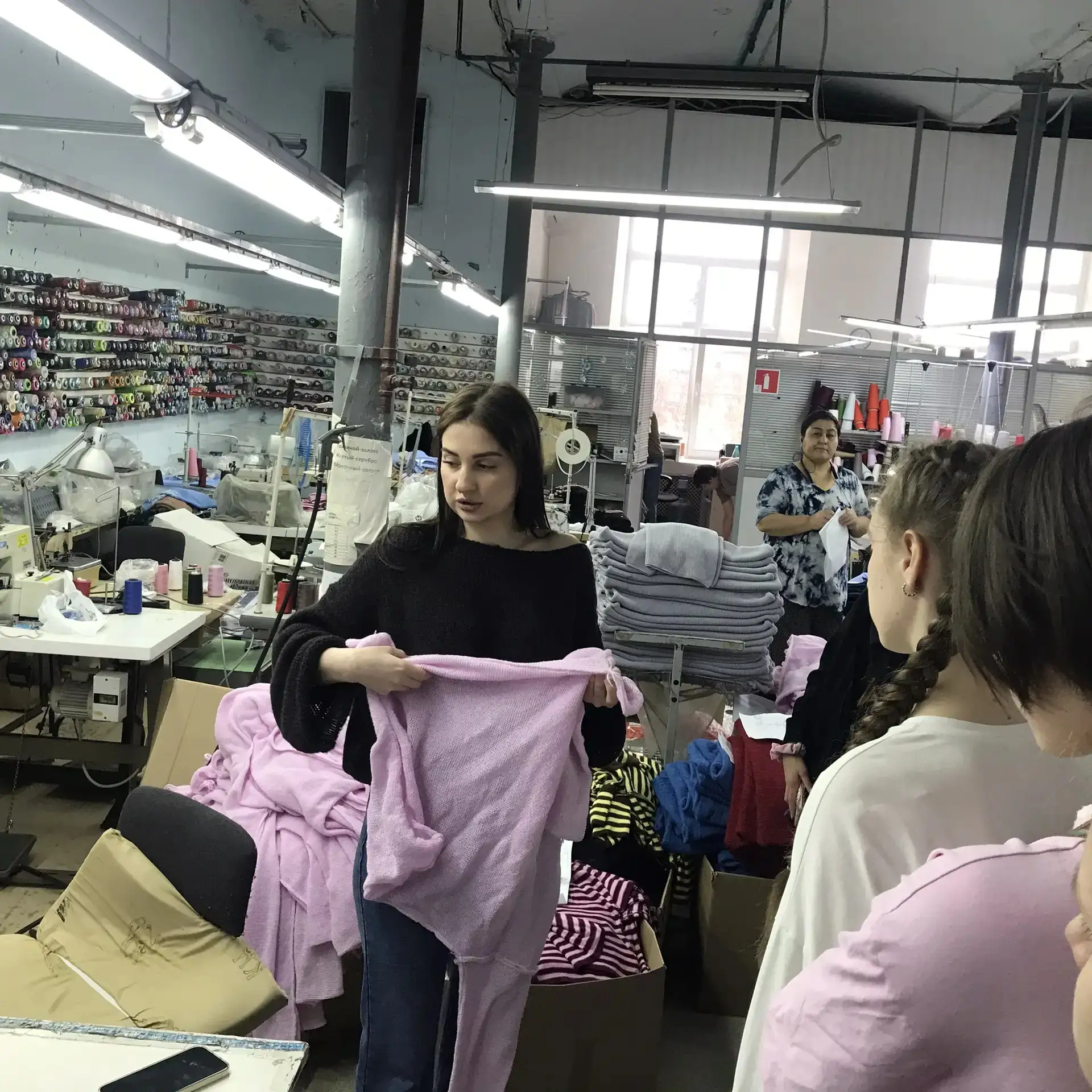 🧶  Восьмиклассники познакомились с историей и технологией моды на Раменской фабрике «Вестито»       