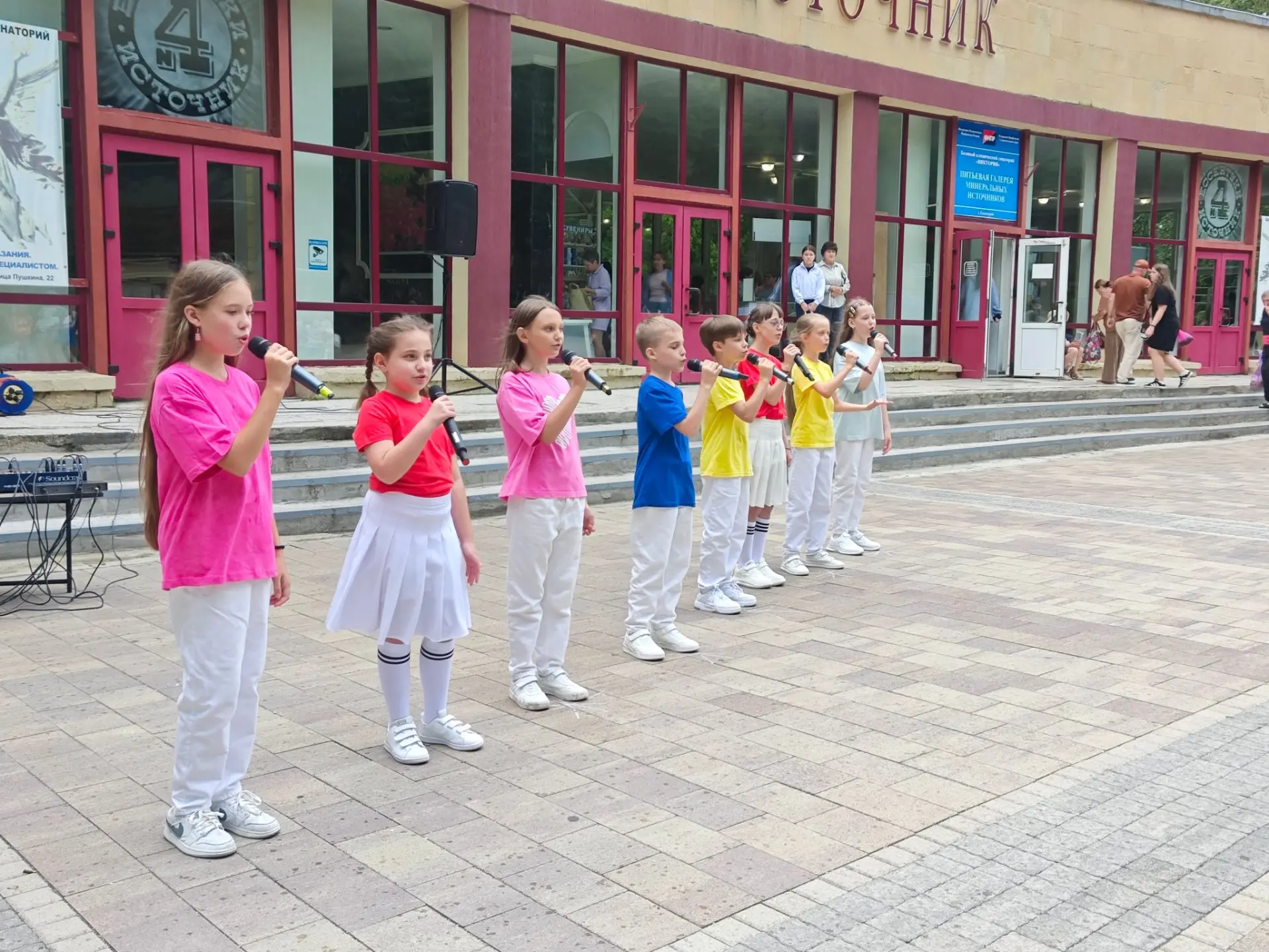 Сегодня же на этой же площадке состоялось яркое завершение цикла «Летние Ессентуки» — п...