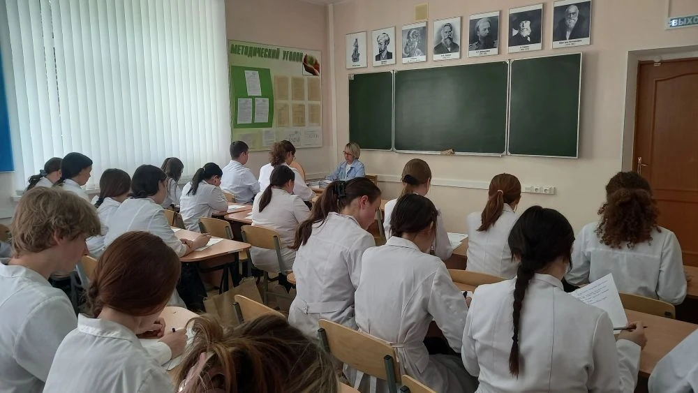 Сегодня первокурсники специальности «Акушерское дело» сдают экзамен по биологии.