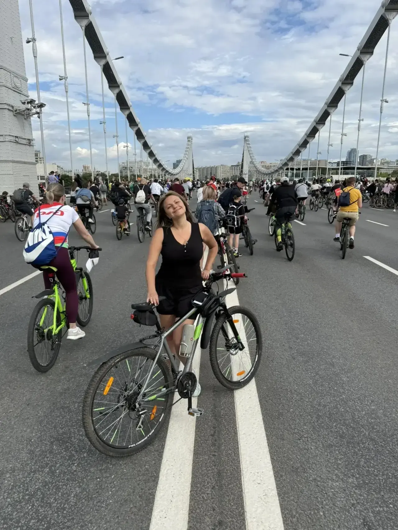 🚴‍♀️ Велофест: когда даже педагоги не могут усидеть на месте!  В последнее воскресенье мая Москва сн