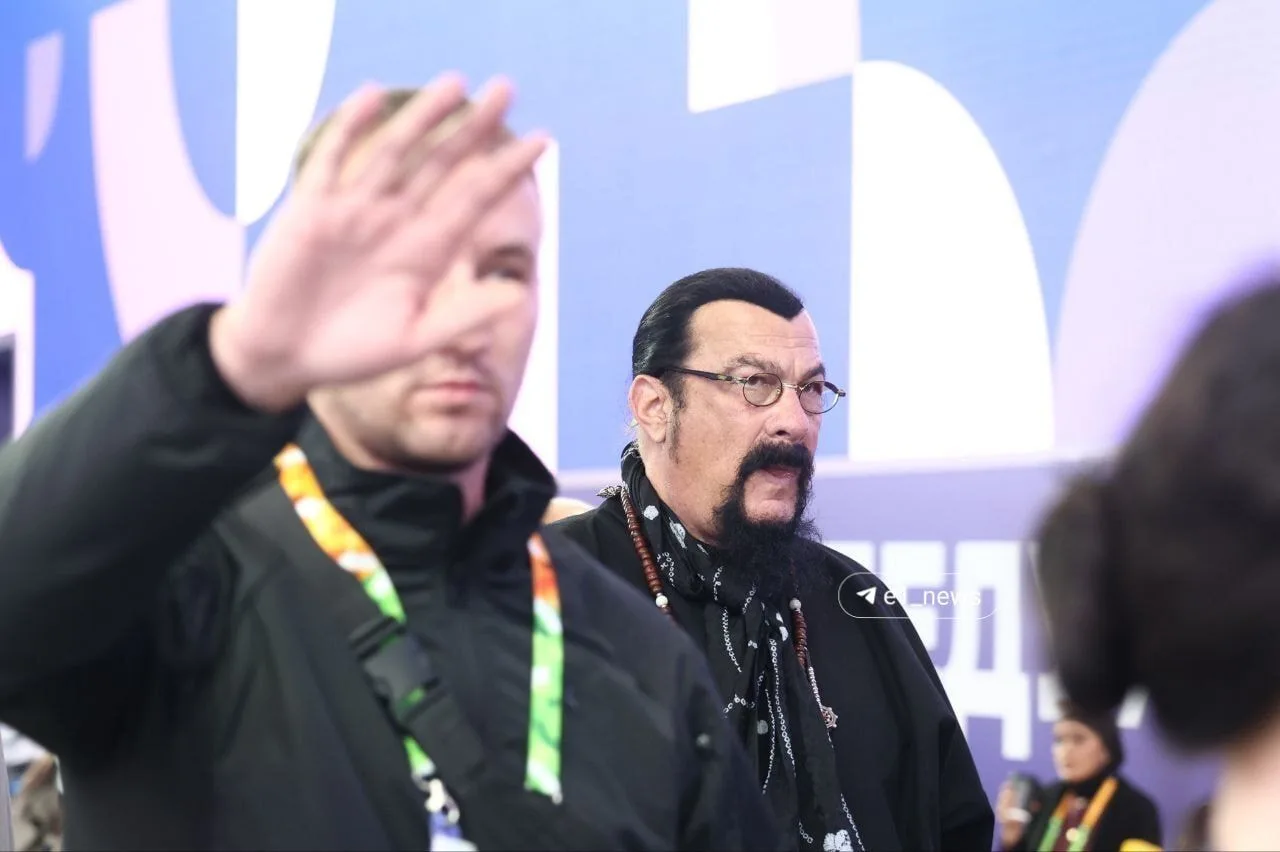 🎬 Стивена Сигала заметили на Международном фестивале молодёжи