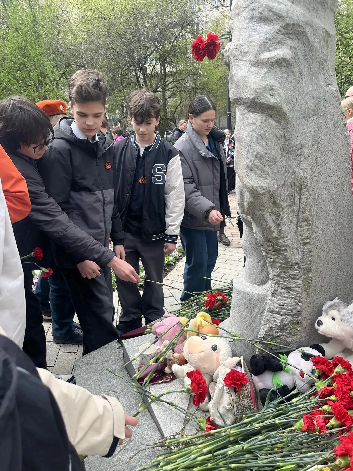 Привет, школа 😉  Мы продолжаем рассказ о торжественных мероприятиях, посвященных Дню Победы, в котор