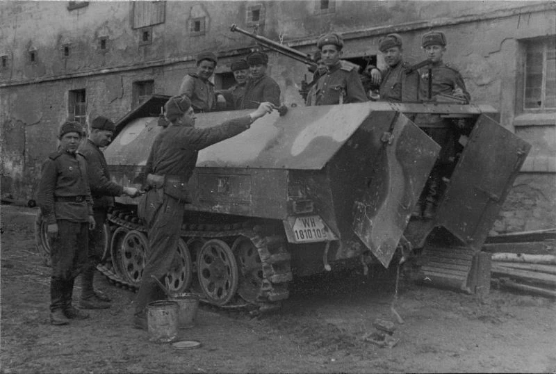 Бойцы паркового взвода 1394-го зенитного артиллерийского полка 3-й гвардейской танковой...
