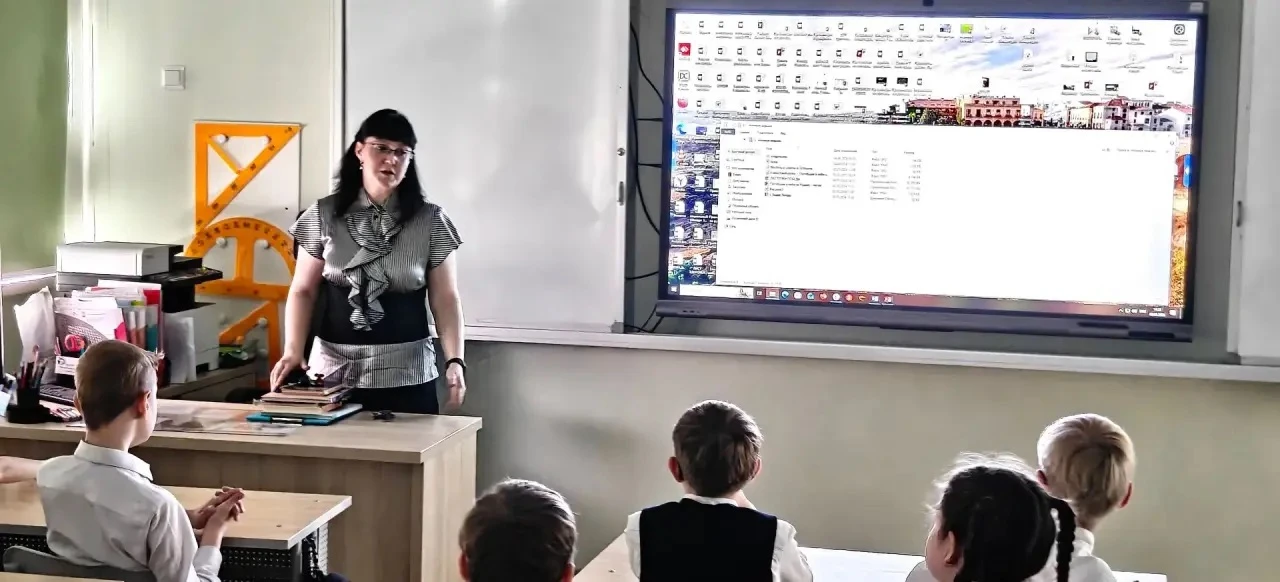В 3-х классах прошёл библиотечный урок в рамках патриотического воспитания — «Ласточки Победы». 🕊️  