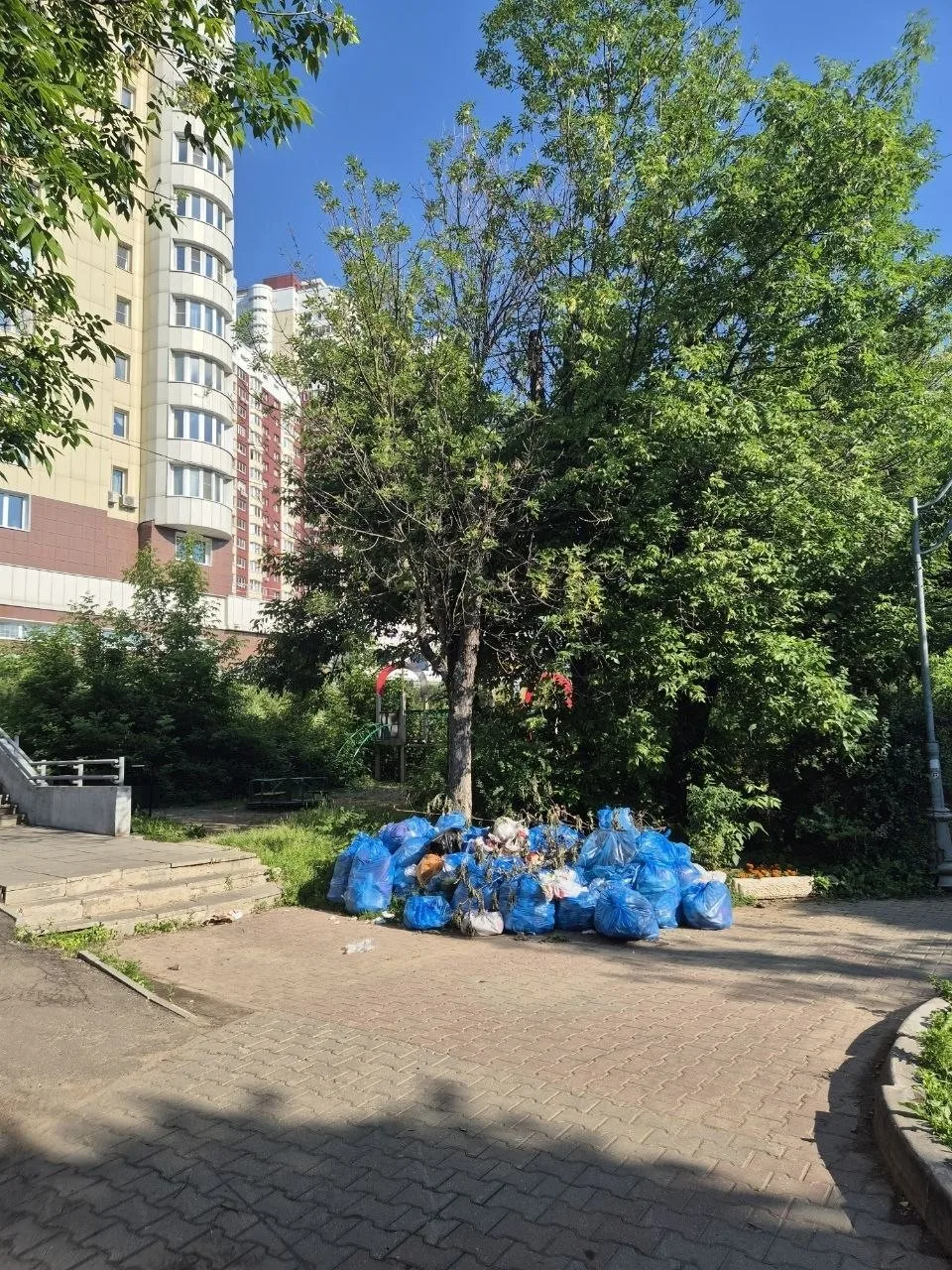 Уже неделю лежат мешки с мусором рядом с детской площадкой и причалом "Химки", куда приходят люди со