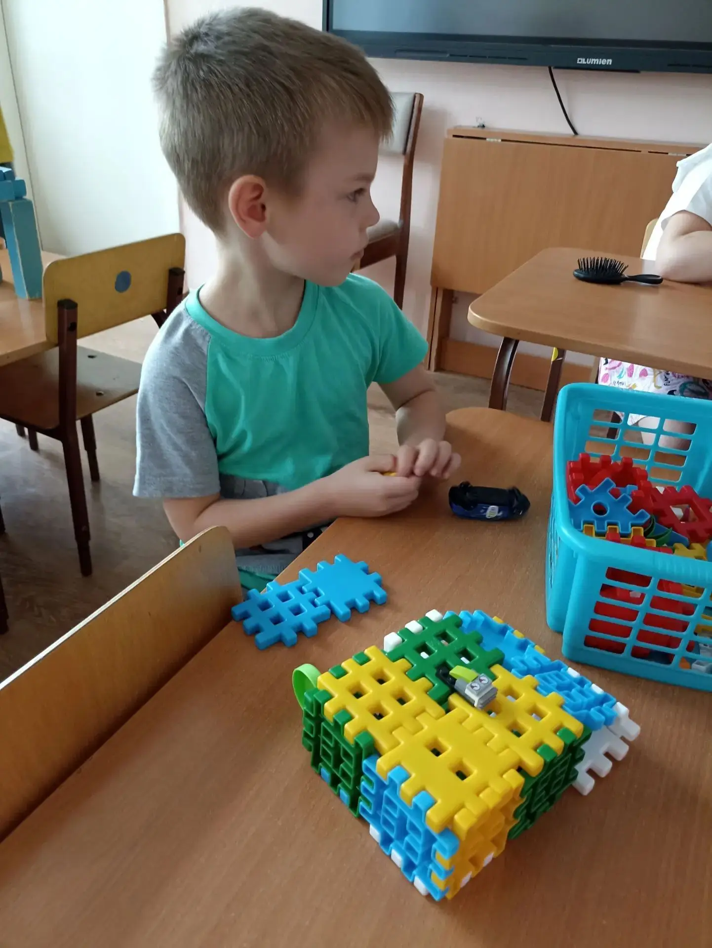 🧱 Дождик за окном, а у нас — стройка!

Пока на улице льёт дождь, ребята в группе превратились в стр
