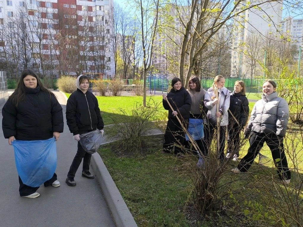 «Чисто-чисто и красиво: На участке и вокруг! Улыбаемся счастливо — В честь весны подарок милый Получ