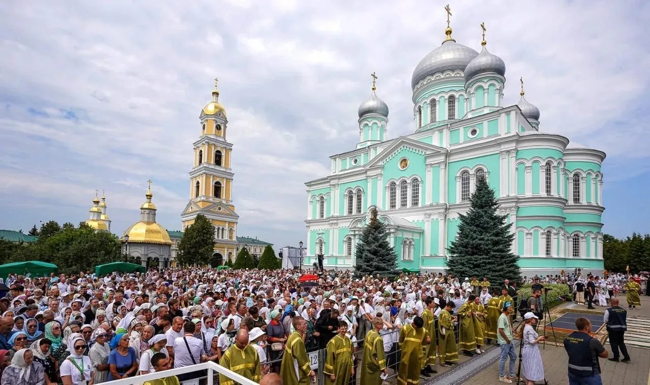 В Дивеево в эти дни проходит праздник преподобного Серафима Саровского. Гости стекаются...