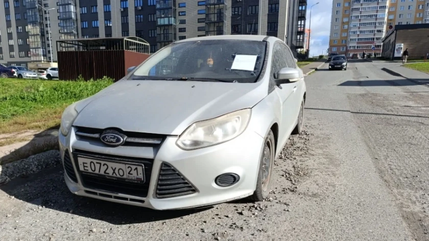 Власти Чебоксар разыскивают хозяев двух авто, брошенных на улице Дементьева