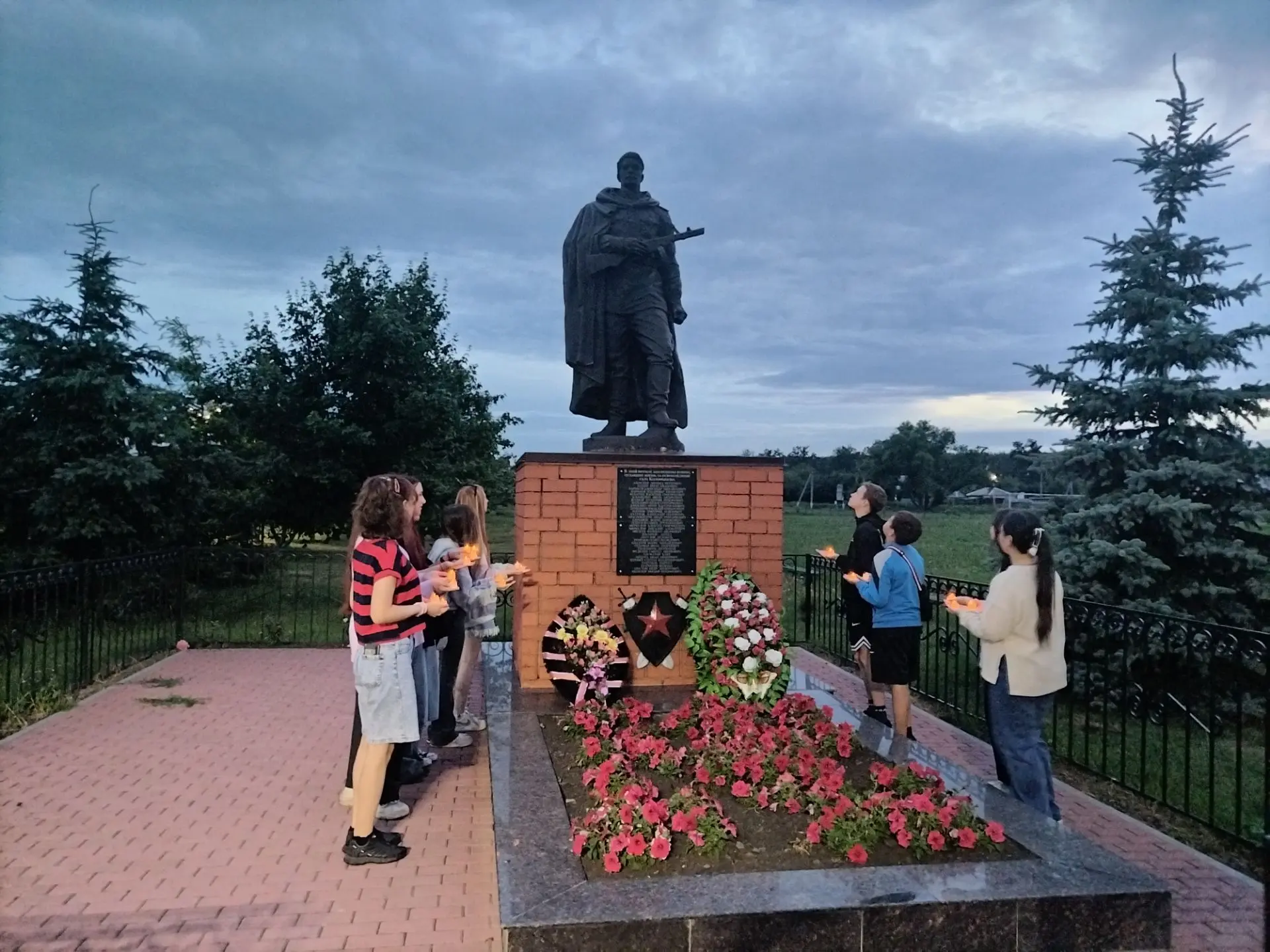 Сегодня, вместе со всей страной , мы почтили память павших в борьбе с фашизмом минутой молчания, заж