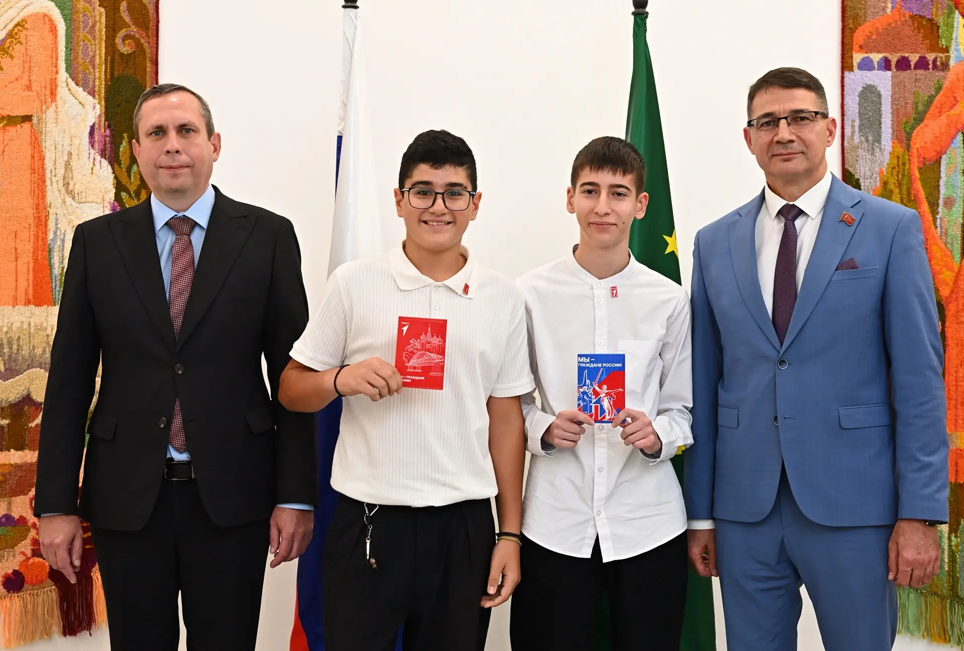 🇷🇺✨ «МЫ — ГРАЖДАНЕ РОССИИ!»: ЮНЫЕ УЧАЩИЕСЯ ПОЛУЧИЛИ ПАСПОРТА 🎉📘