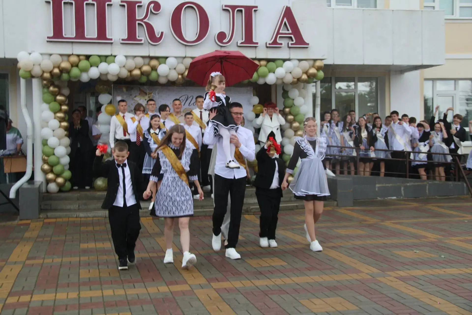 Дорогие выпускники, уважаемые педагоги и родители! Поздравляю вас с замечательным и нем...