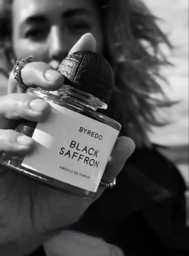 Вы узнаете его характерный шлейф! Но только Black Saffron Absolu стал темнее, плотнее и...