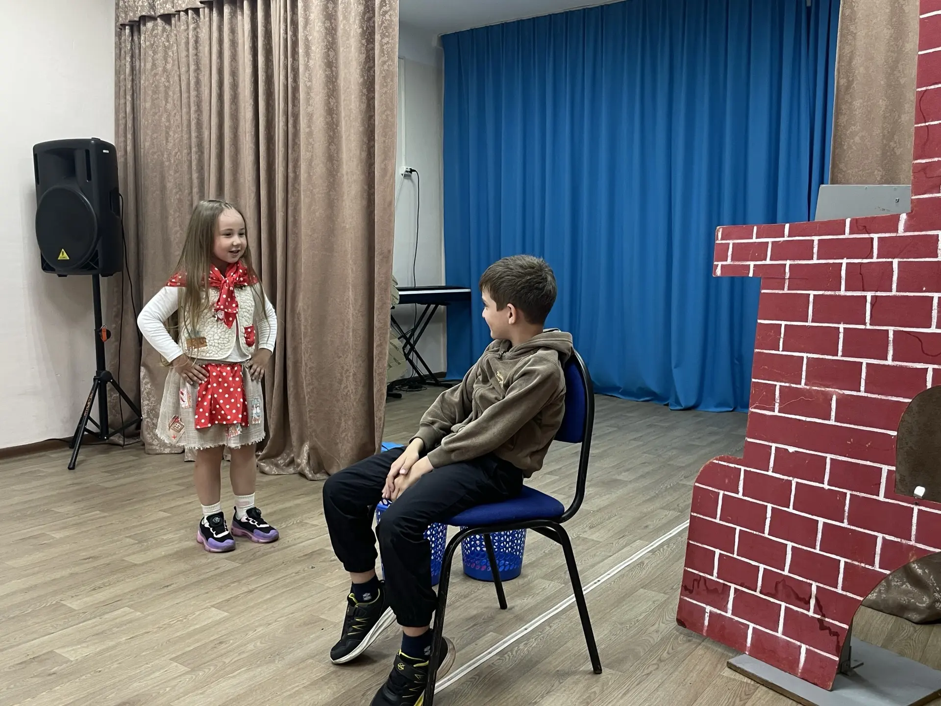 🎭 Театр сказок в «Республике Солнца»: как наши отряды стали настоящими актёрами!

🎭Сегодня в нашем