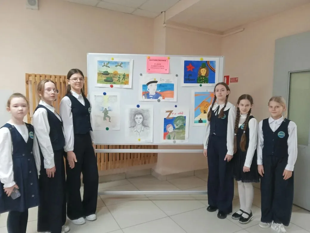 Ученики 5 Б класса ( кл.руков. Вачинич Н.Н.) подготовили и оформили выставку рисунков к Дню защитник