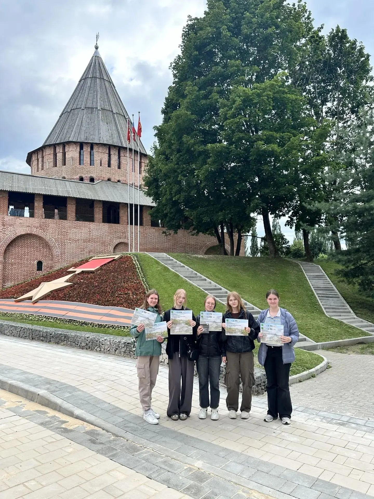 Выпускники художественного отделения вместе с педагогом Ярмола Надеждой Николаевной с 5...